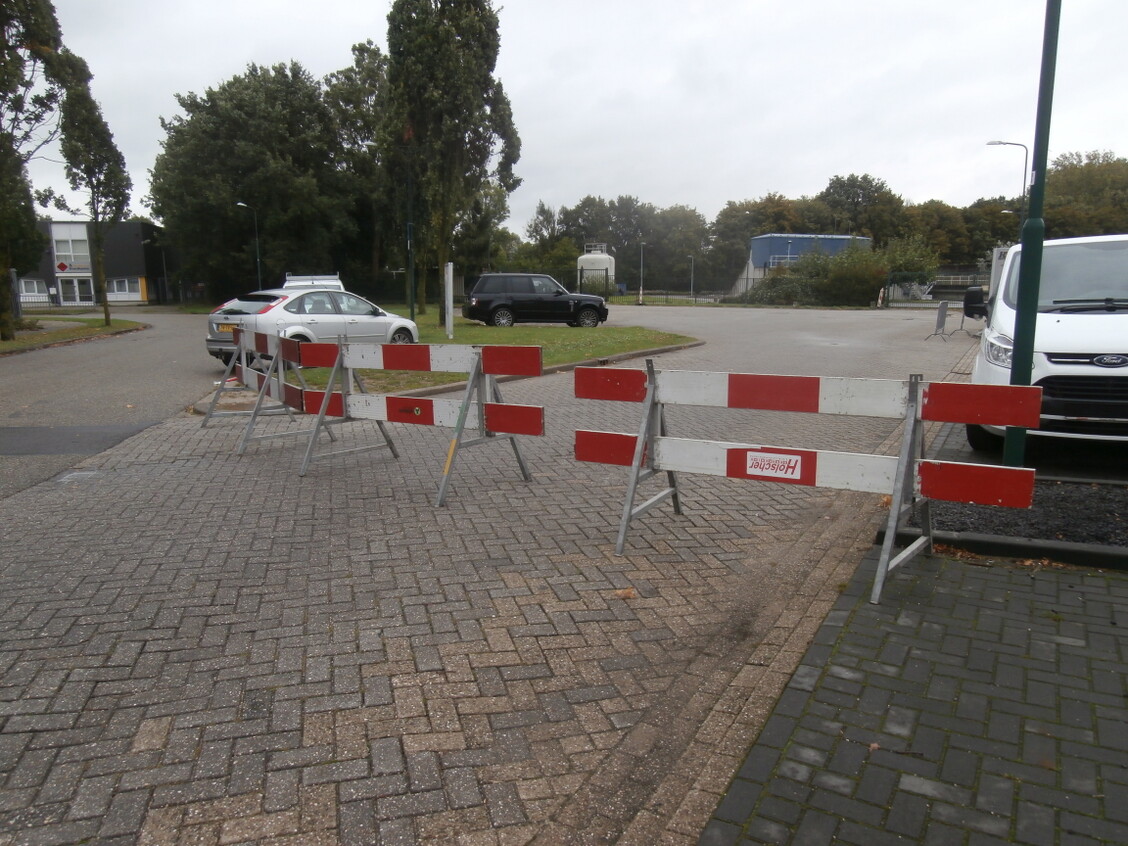 Wegafzetting en verkeersborden